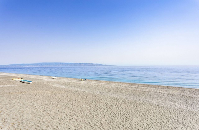 Apartment 'Vacanza Sole Mare' with Balcony and Air Conditioning