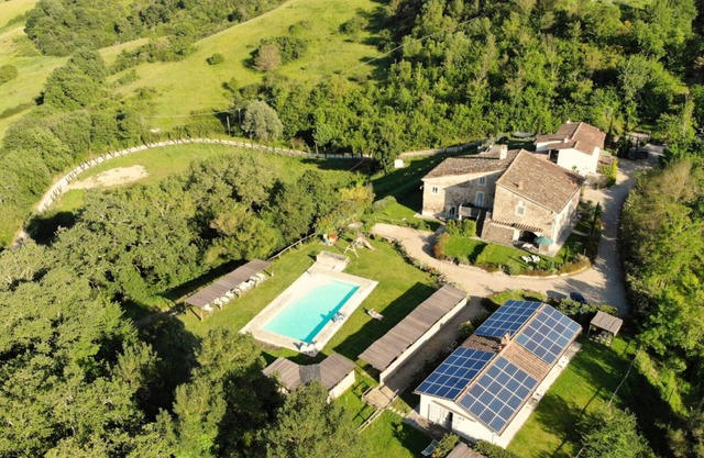 Apartment VERDE in farmhouse with two bedrooms, two bathrooms, garden and pool