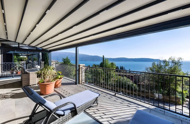 Apartment 'Virgilio Yellow' with Lake View, Wi-Fi and Air Conditioning