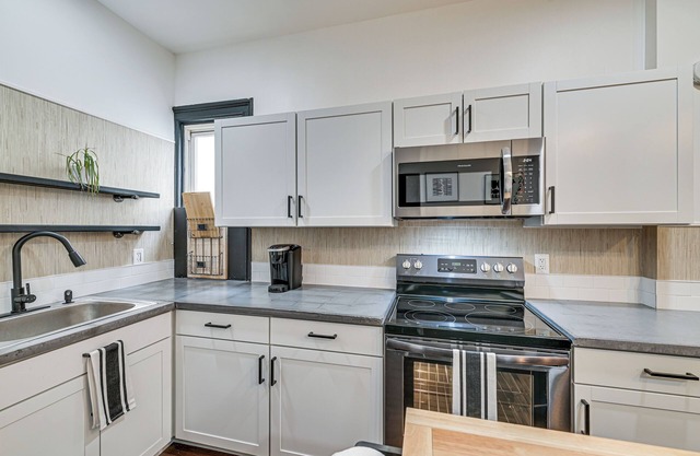 Apartment w/Deck in Albany, Walk to Downtown!