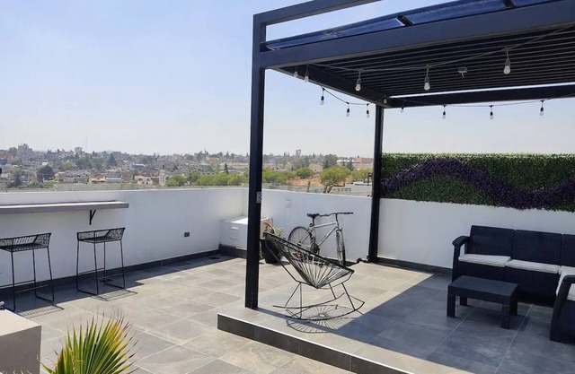 Apartment with private terrace and lake!