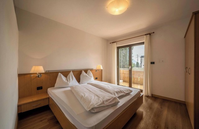 Apartment "Weinsepphof 3" with Mountain View, Pool, Wi-Fi, Garden & Balcony