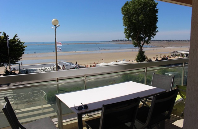 Apartment with panoramic view over the bay of La Baule, between