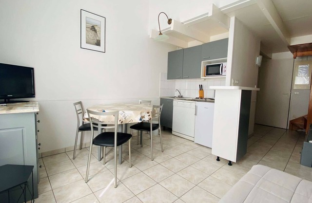 Apartment with communal pool and parking