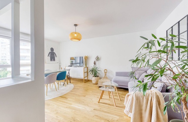 Apartment with balcony a stone's throw from the Champs-Élysées