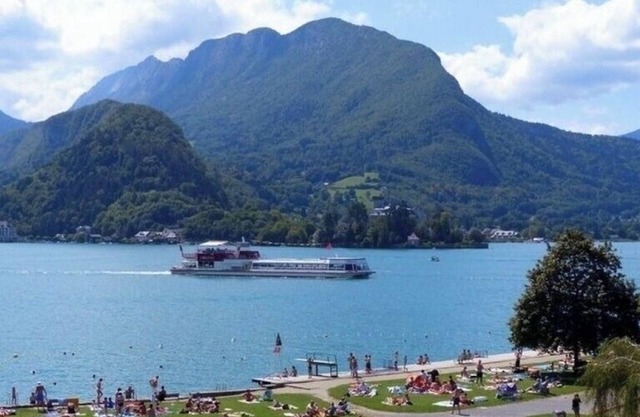 Apartment with playroom Centre talloires NEAR BEACH (200m) and shops