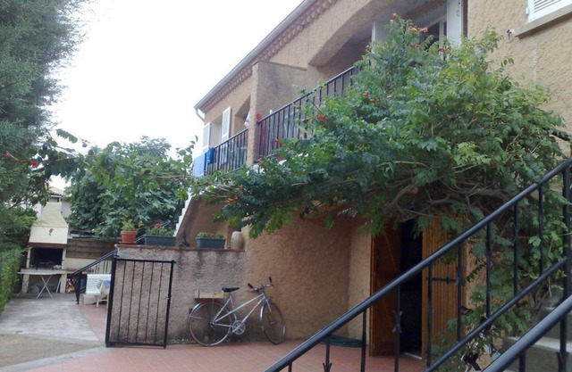 Apartment with balcony upstairs of a villa 300 m from the sea