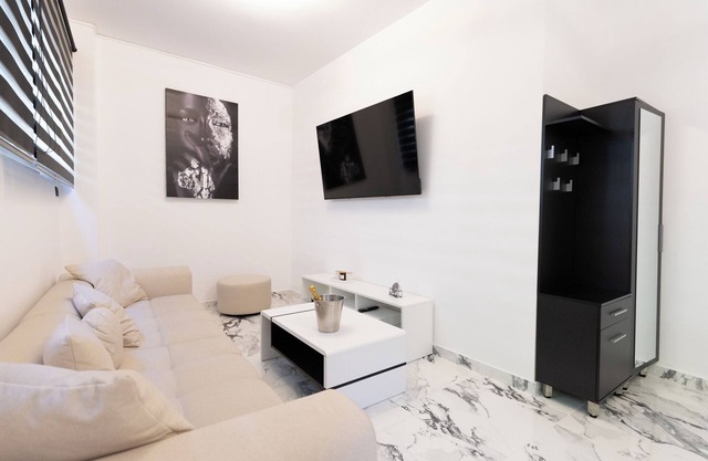 Apartment with jacuzzi and sauna.Fully furnished with kitchen absolutely private