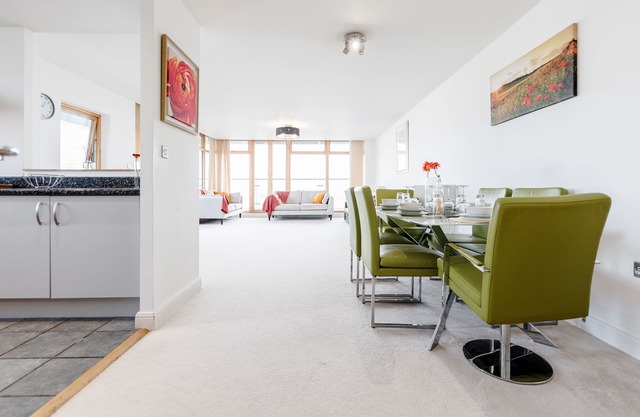 APARTMENT WITH LAKE VIEW NEAR EXCEL, O2 ARENA, GREENWICH & LONDON CITY AIRPORT