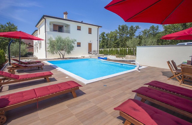 Apartment with pool, up to 6 people, sun loungers, restaurant nearby