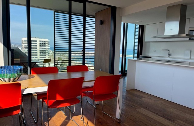 Apartment with sea views and infinity pool, ideal for families.