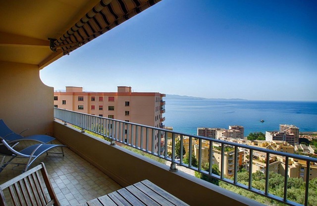 Apartment with sea view terrace near center and beaches, parking included