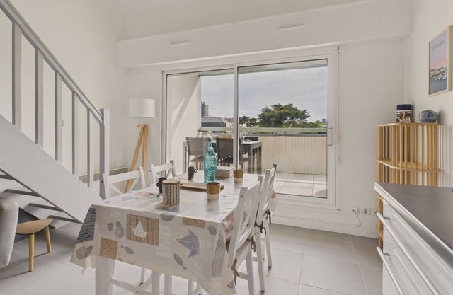 Apartment with shared pool for 4