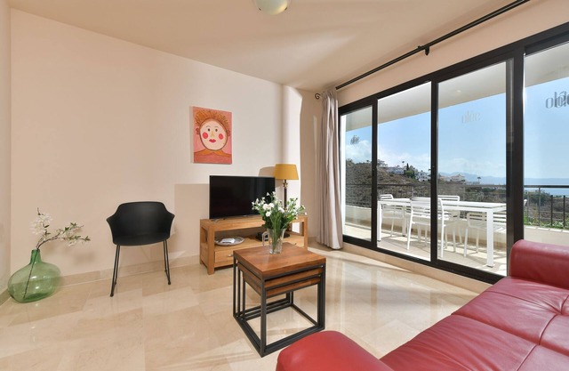 Apartment with side sea view. Parking & Wifi