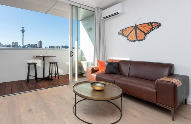 Apartment with Sweeping City Views with Aircon and Car Park