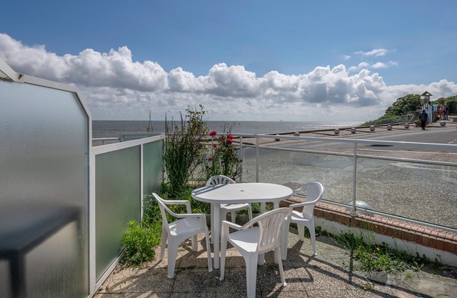 Apartment with terrace and sea view - 30m from the beach