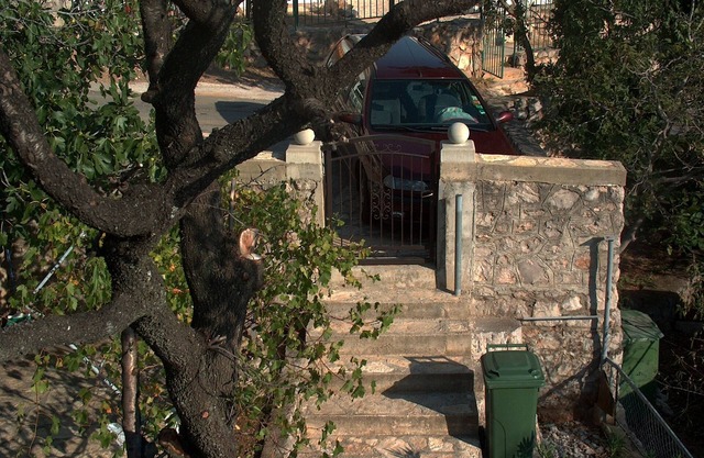 Apartment with terrace, sea and mountain views, climate, barbecue, close to the beach (30m)