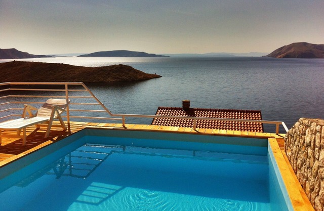 Apartments of 100sqm, with pool, unobstructed sea view, about 250m to the sea