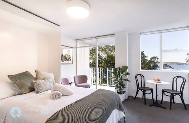 Apmnt With Parking, Balcony, Pool & Harbour Views