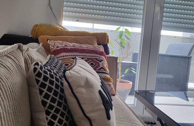 Apparemment Récent,dans un Cartier Calme, Face à la Gare RER C à 10min de Paris
