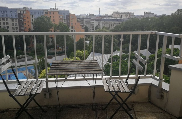 Apparently with large living room next to the canal saint Martin. view of the Eiffel Tower.