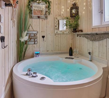 Appart Aix sauna jacuzzi balneo spa privatifs hyper centre historique cour intérieur