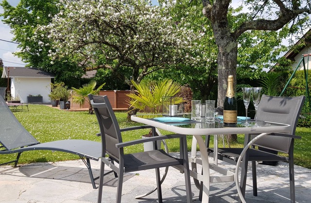Appartement Élégant en rez de Jardin Avec Piscine et Terrasse