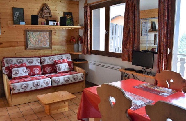 Appartement cosy et lumineux - 4 pers, balcon sud, départ skis aux pieds, proche centre et pistes - FR-1-464-93