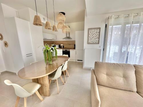 Appartement confortable avec Terrasse et Place de Parking à deux pas de la Plage
