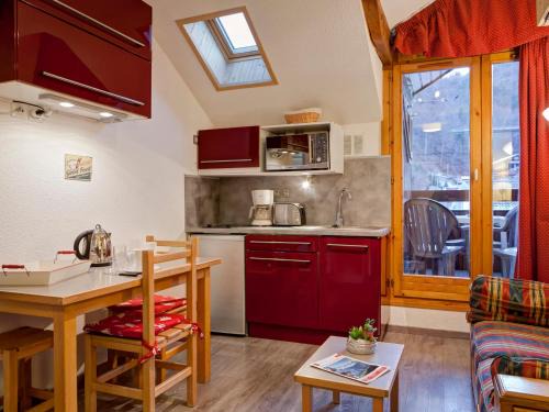 Appartement cosy 2 pièces avec balcon et parking, au centre de Brides-les-Bains, proche télécabine. - FR-1-512-204