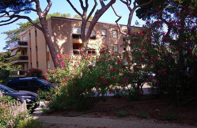 Appartement T2 Cabine avec Grande Terrasse, Proche Port, Plages et Commerces, Parking Inclus - FR-1-335-178