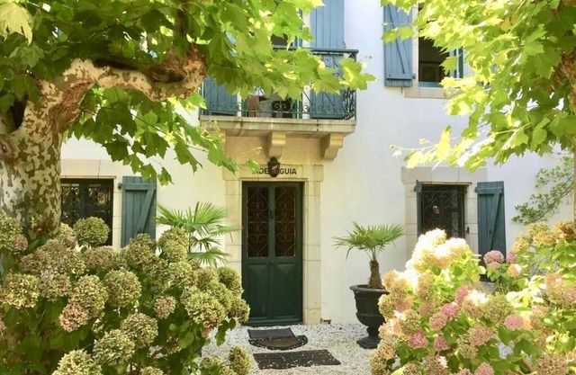 Appartment in an old charming family house, in the historical Guethary (the basque Riviera)