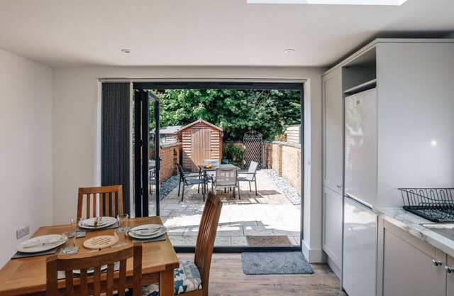 Apple Blossom - Central Henley with free road parking