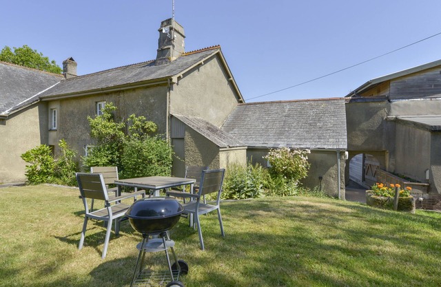 APPLE BLOSSOM, pet friendly, with pool in Newton Abbot