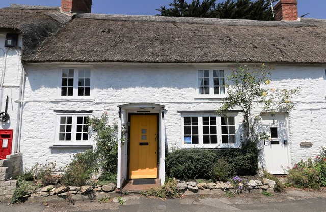 APPLE TREE COTTAGE, pet friendly, with a garden in Burton Bradstock