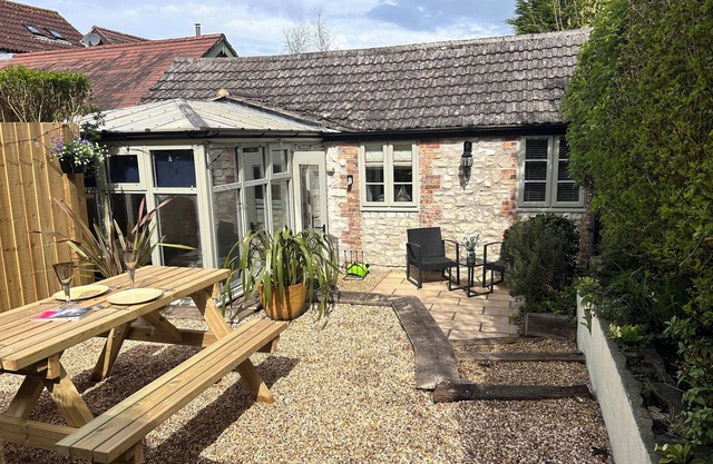 APPLE TREE COTTAGE, pet friendly, with a garden in Preston