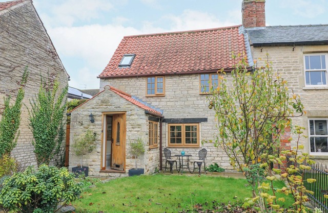 APPLE TREE COTTAGE, pet friendly, with open fire in Grantham