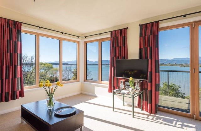 Applewood - The Waimea Suite - luxury accommodation with amazing estuary views