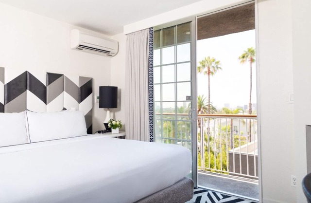 Appreciate the Beauty of Hollywood at an Exemplary Suite! 4 Units, Rooftop Pool!