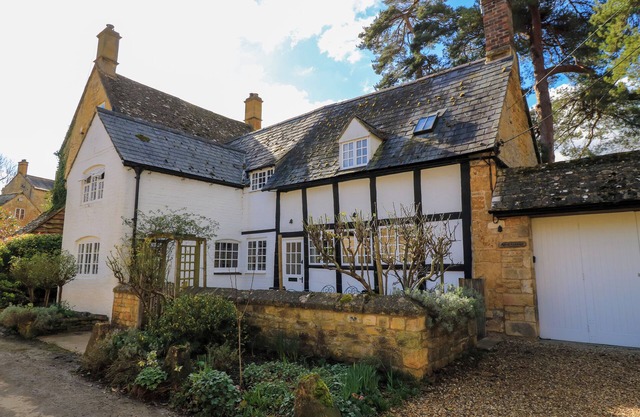 APRIL COTTAGE, pet friendly in Mickleton, Gloucestershire