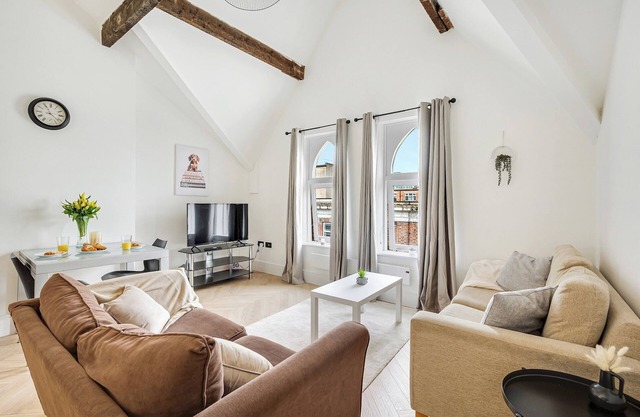Apt 2 Causeway · Modern & Spacious Flat in Town| Pass the Keys