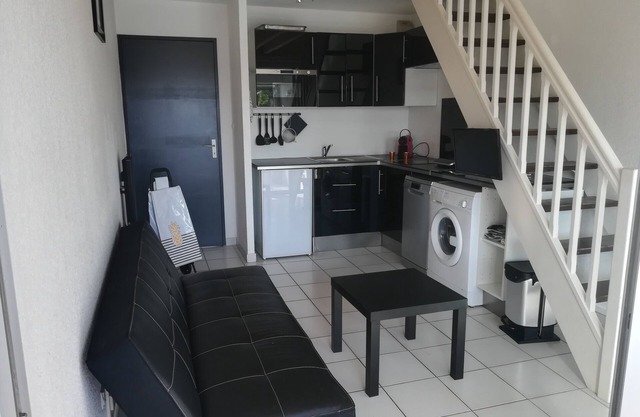 Apt 2CH, 4 people, 100meters from the beach and shops. Pool secured residence