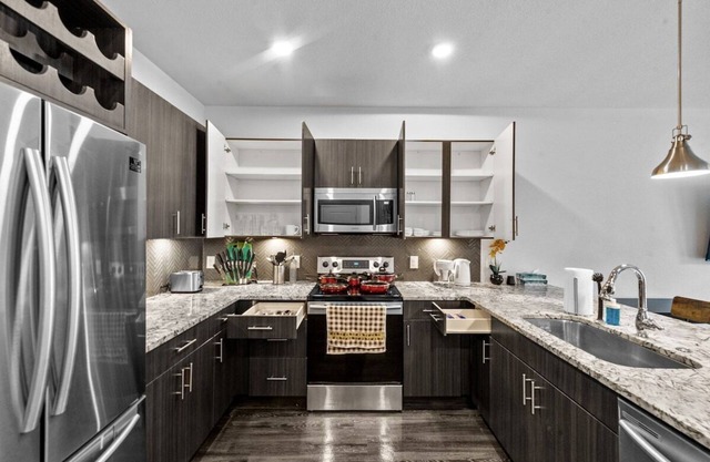 Apt 346 · Luxury King Suite/Pool | Free Parking | On Hwy121