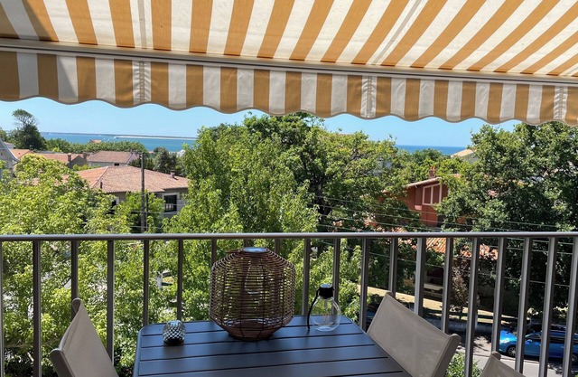 Apt 4 pers, sea view, walking distance to beach.