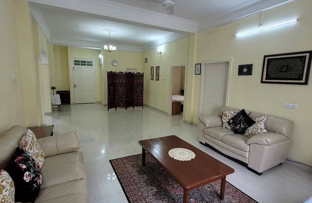 APT 8 3-bedroom apartment in adorable Hyderabad with WiFi, AC