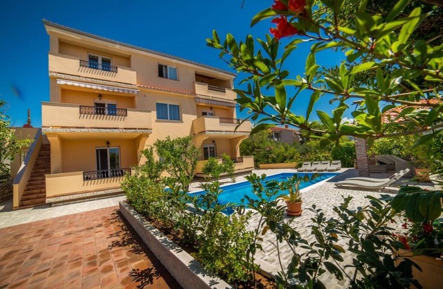 Apt Lemon - Beautiful house in green with outdoor pool and barbecue area
