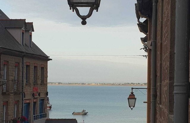 Apt T3 with garage, street of the port, Cancale, 50 m sea and harbor of Houle