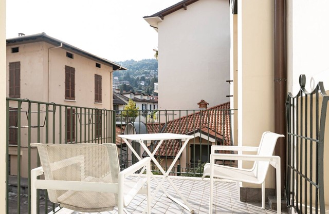 Apt with terrace, balcony ,WiFi, A/C, in historic center of Stresa, just by lake