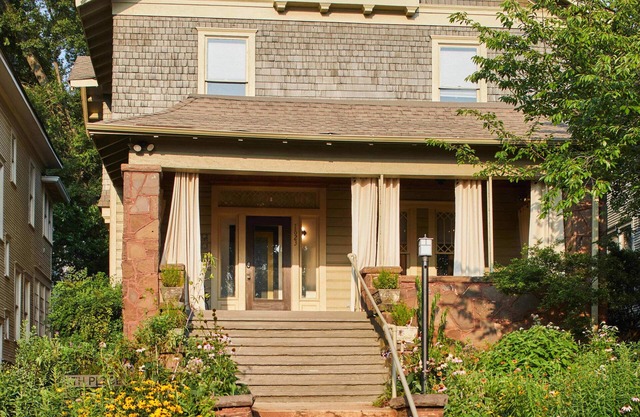 Apt2@Charles - AMAZING Outdoors, Dog-Friendly