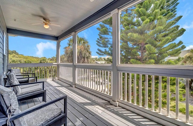 Aqua Vista - Cozy beach home w/BBQ & large deck